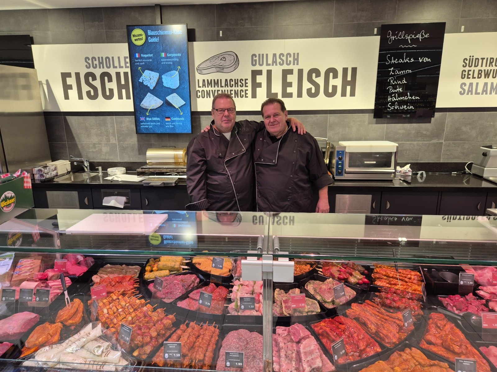Otto und Jo an der Frischetheke in Eitensheim
