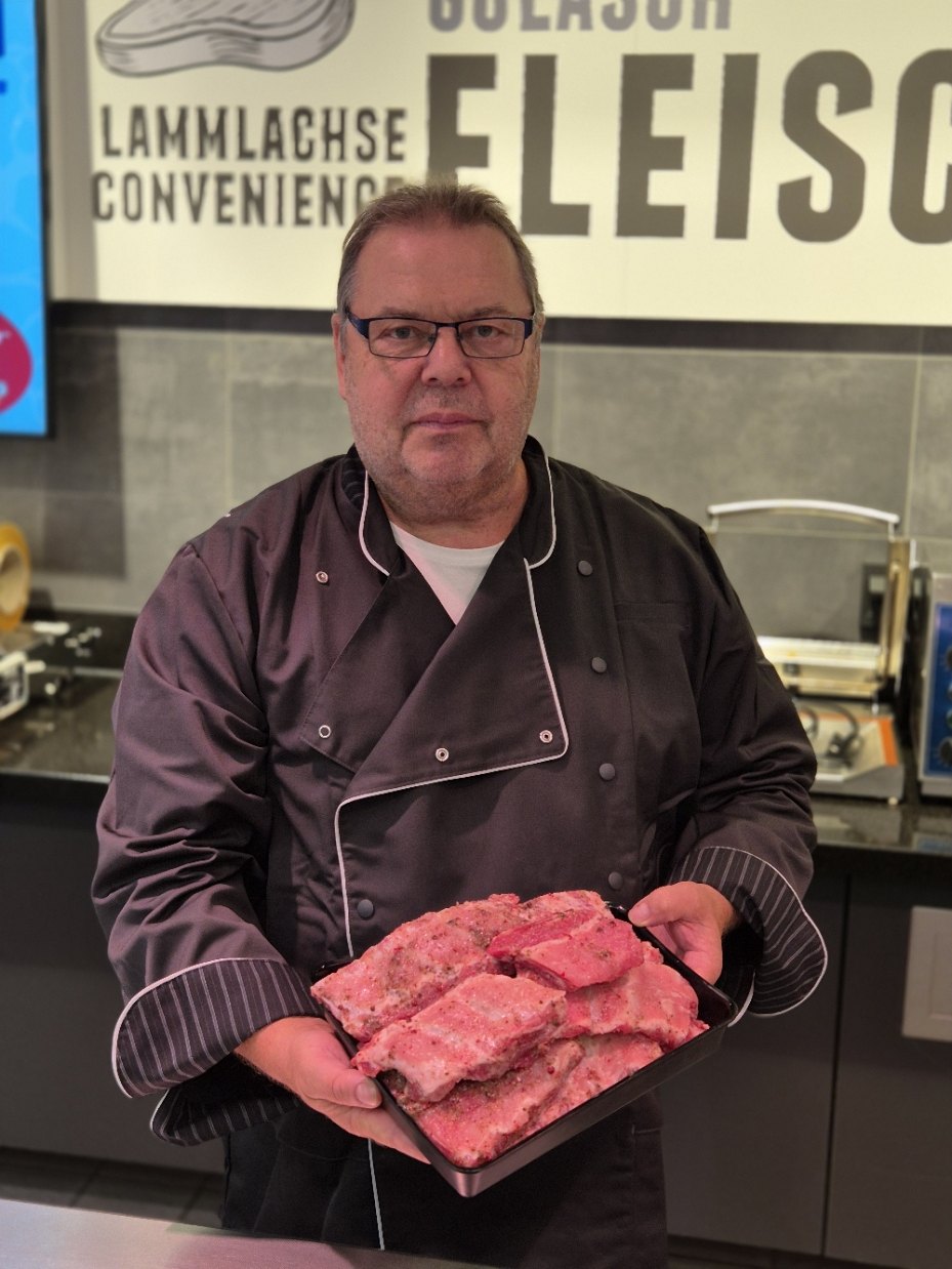 Otto mit frischen Grillspezialitäten an der Frischetheke