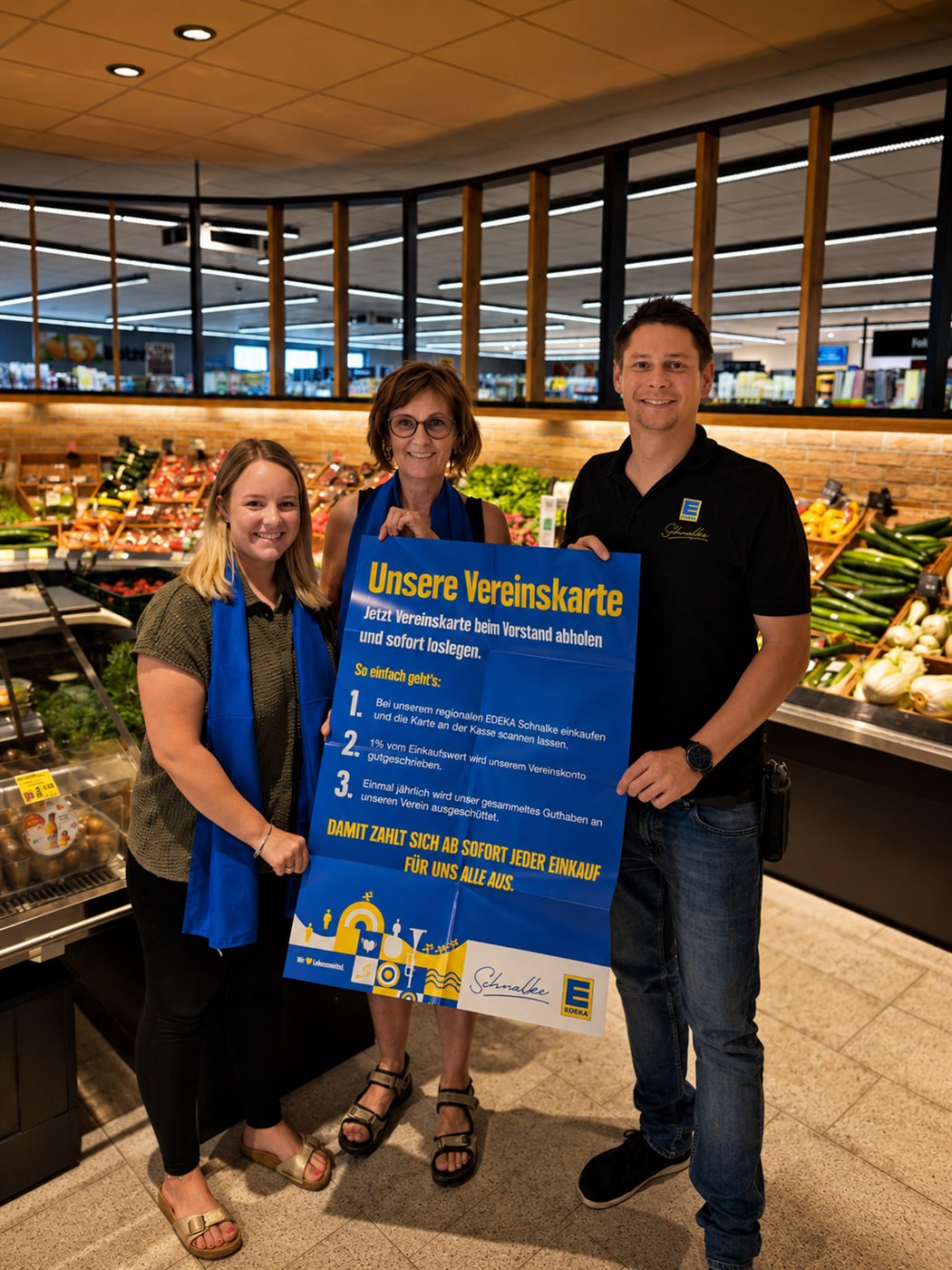 Übergabe der EDEKA-Vereinskarte an den Katholischen Frauenbund Eitensheim